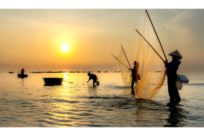 Au lever du jour, les p&ecirc;cheurs prennent le large &agrave; bord de leurs embarcations traditionnelles.