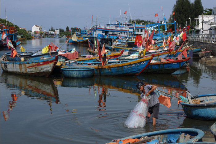 Entre deux mar&eacute;es, les bateaux de p&ecirc;che se reposent dans un port c&ocirc;tier vietnamien