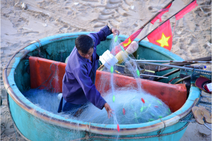 Avant chaque sortie en mer, les filets sont soigneusement v&eacute;rifi&eacute;s et r&eacute;par&eacute;s par les p&ecirc;cheurs.