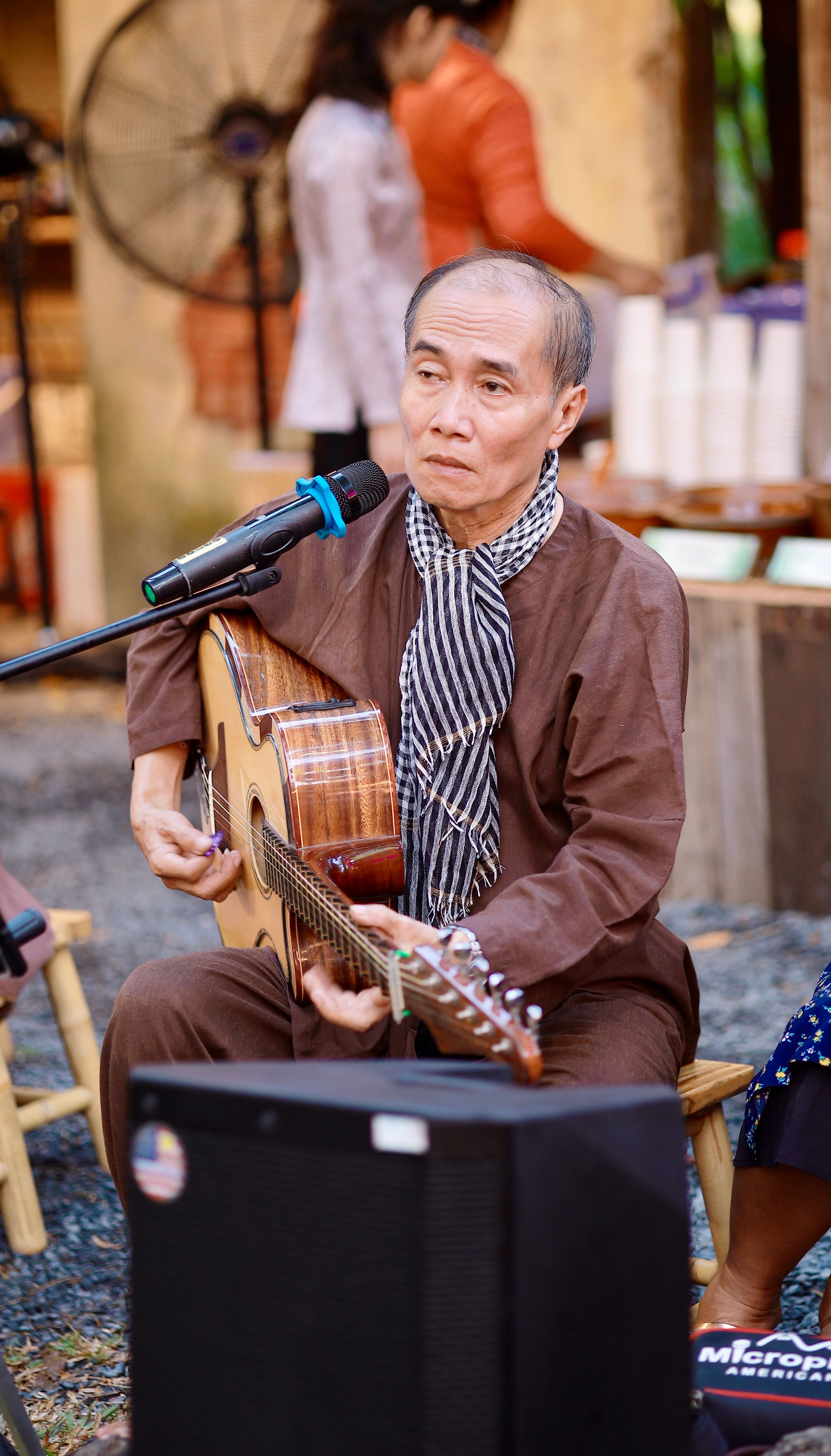 Vêtu de l’áo bà ba et coiffé du khăn rằn, ce musicien fait revivre, au son des instruments traditionnels, l’atmosphère chaleureuse et populaire du Sud du Vietnam.
