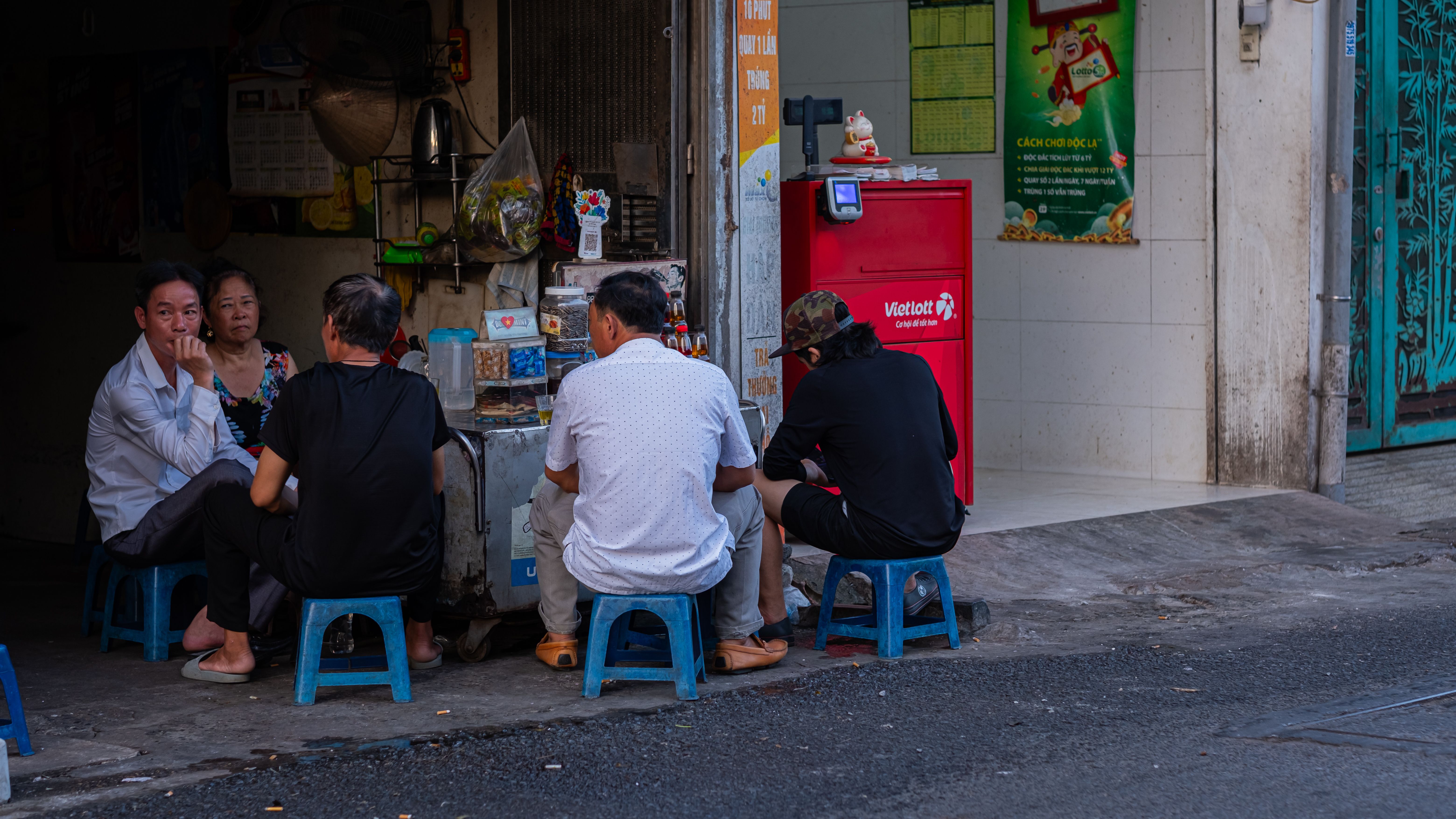 Prendre un caf&eacute; sur le trottoir, c'est faire une pause... mais aussi observer la vie qui d&eacute;file.