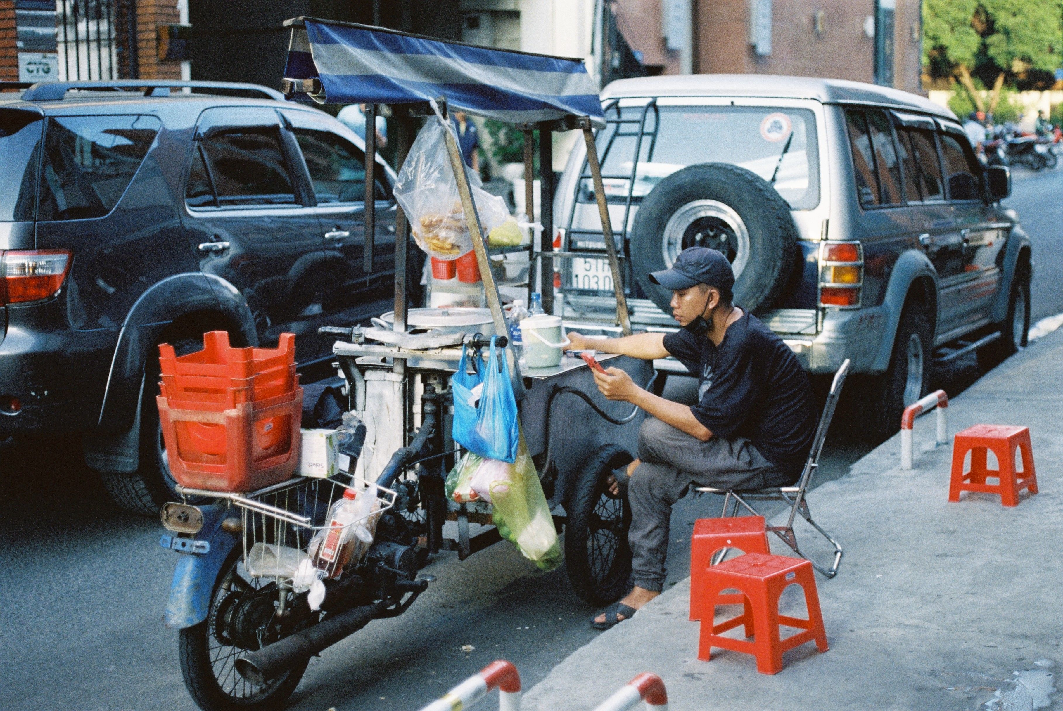 Ces petites charrettes de rue rappellent qu'au Vietnam, la vie quotidienne se d&eacute;roule au plus pr&egrave;s des habitants, directement sur les trottoirs.