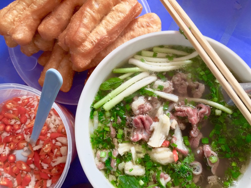 Pho pour le petit dejeuner au Vietnam