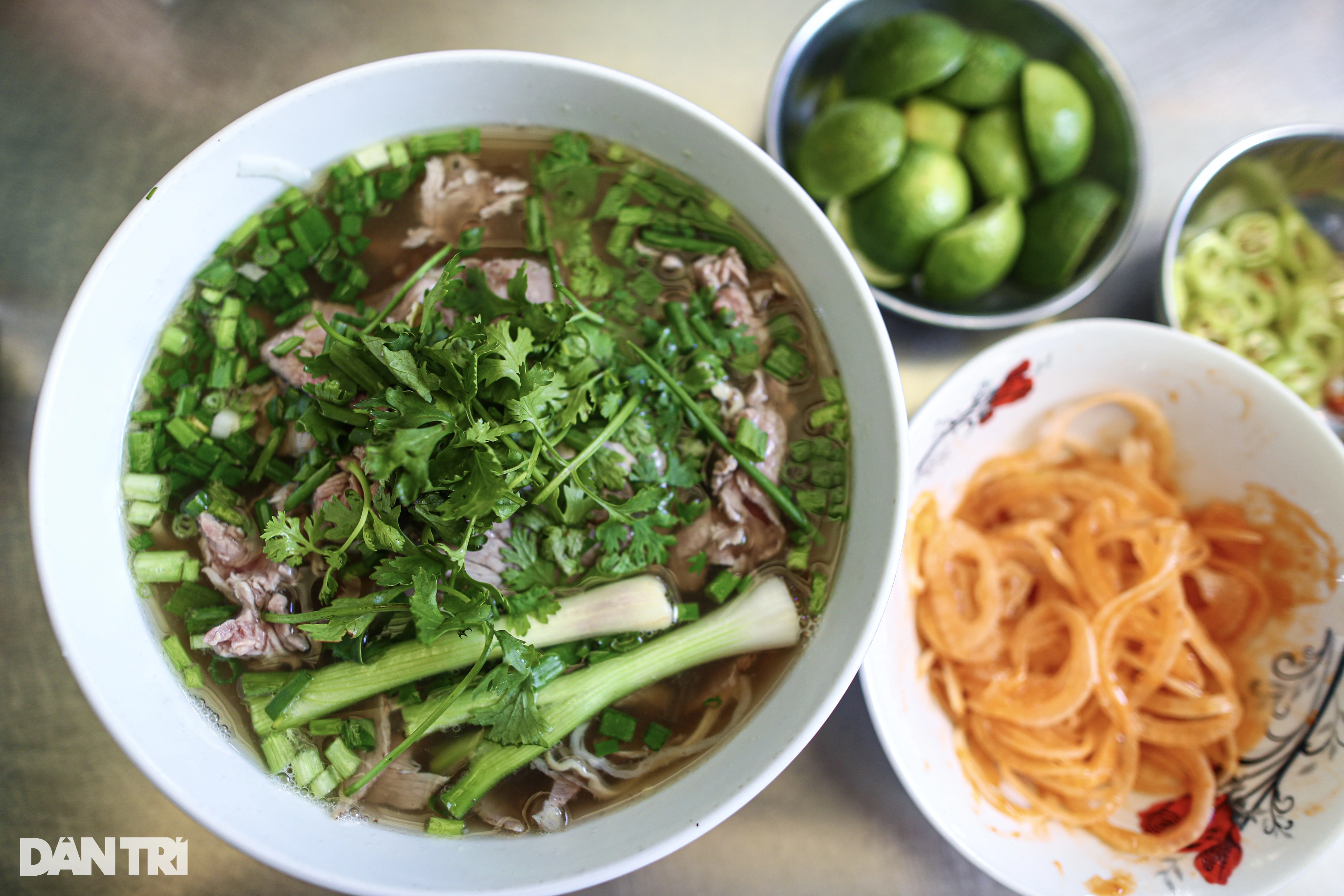 Phở Dậu est accompagné d'oignons mélangés avec de la sauce pimentée (Photo : Hải Long).