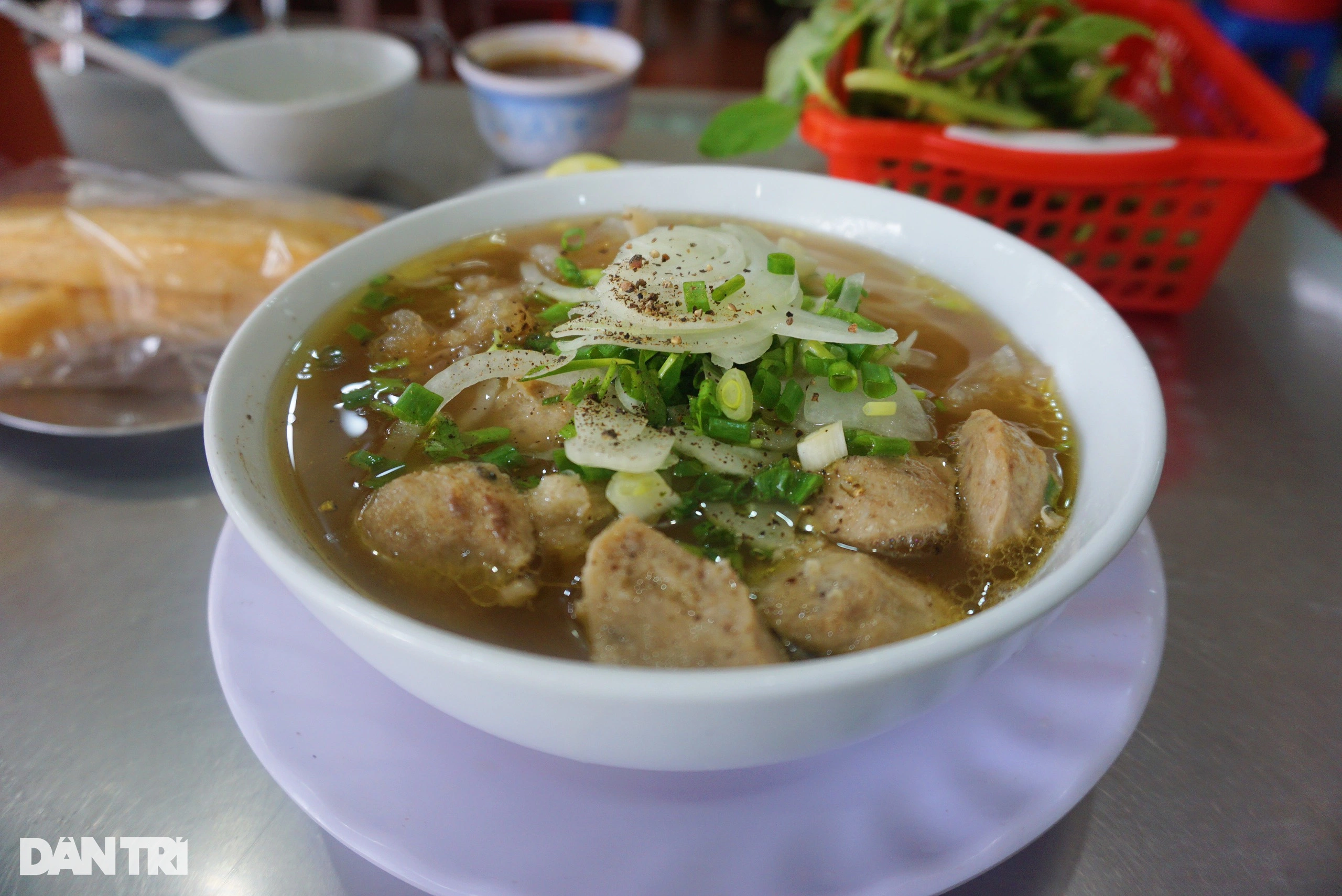 Phở Hoàng et Phở Phượng partagent la recette familiale traditionnelle de préparation du phở (Photo : Mộc Khải).