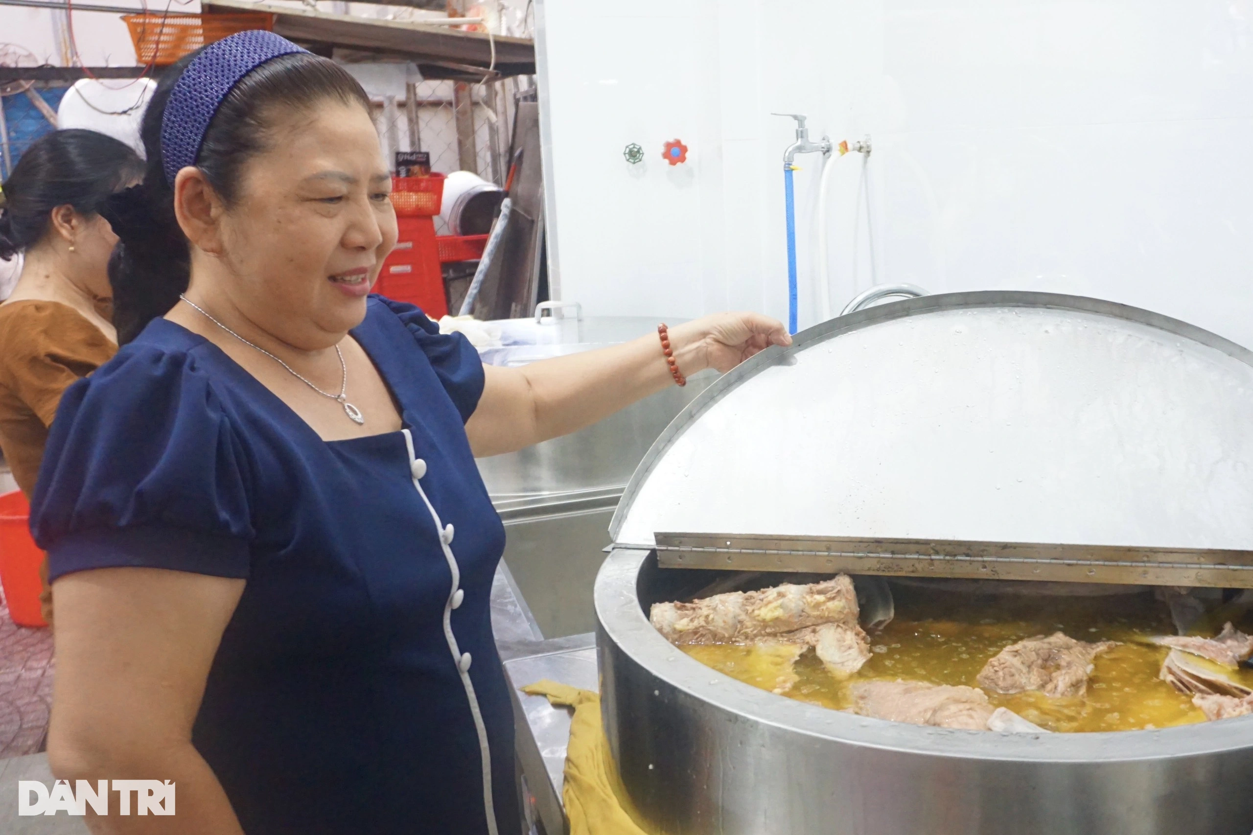 Le bouillon du phở Phượng est préparé à partir de queue de bœuf, offrant une saveur distinctive (Photo : Mộc Khải).