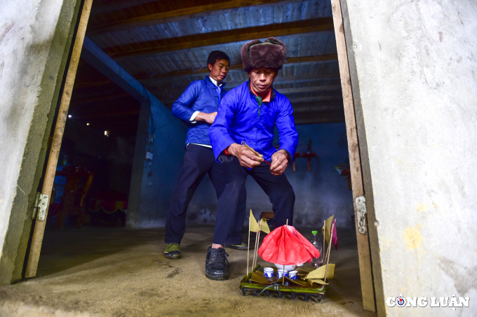 Sous l’œil attentif du chaman, l’espace est préparé pour accueillir cette cérémonie hors du commun. Photo : Quang Van Hung