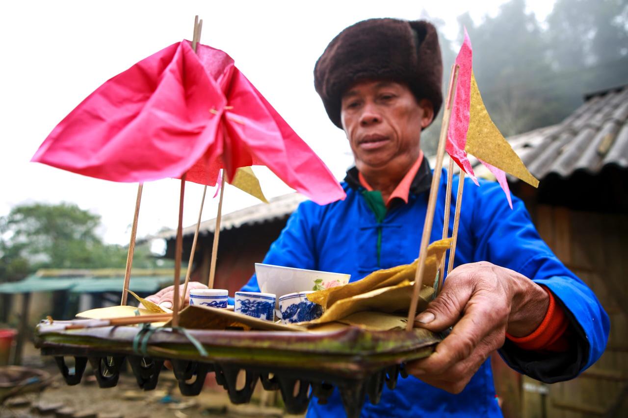 Dans le village, un chaman, souvent héritier d'une tradition familiale, veille à accomplir les rites de sa communauté. Photo : Quang Van Hung