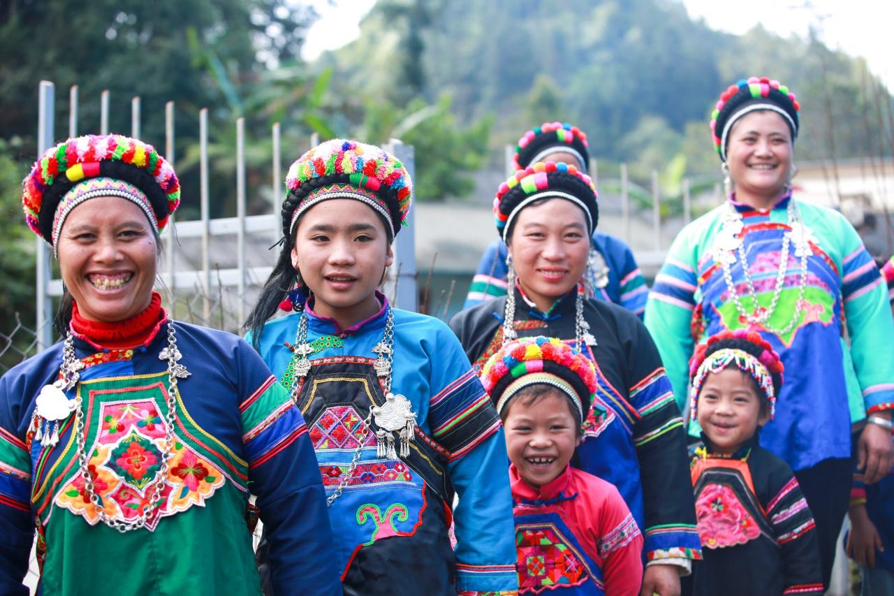 "Les femmes du village, enthousiastes, revêtent leurs plus beaux habits pour participer à la fête. Photo : Quang Van Hung