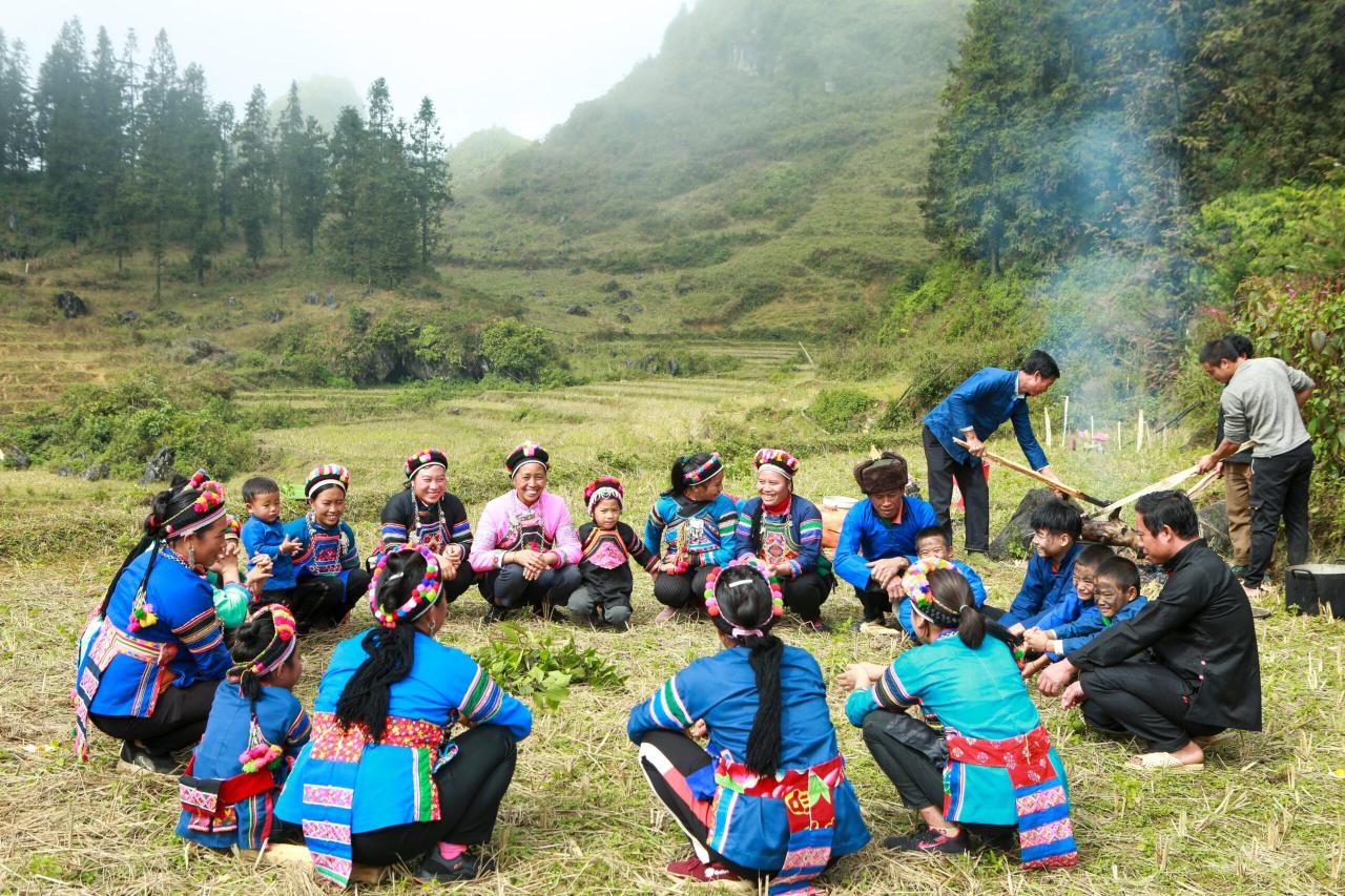 Chez les Phù Lá de Tà Chải, le rituel de chasse aux esprits reste simple, tant par les offrandes que par son déroulement, mais il rassemble une large participation de toute la communauté. Photo : Quang Van Hung