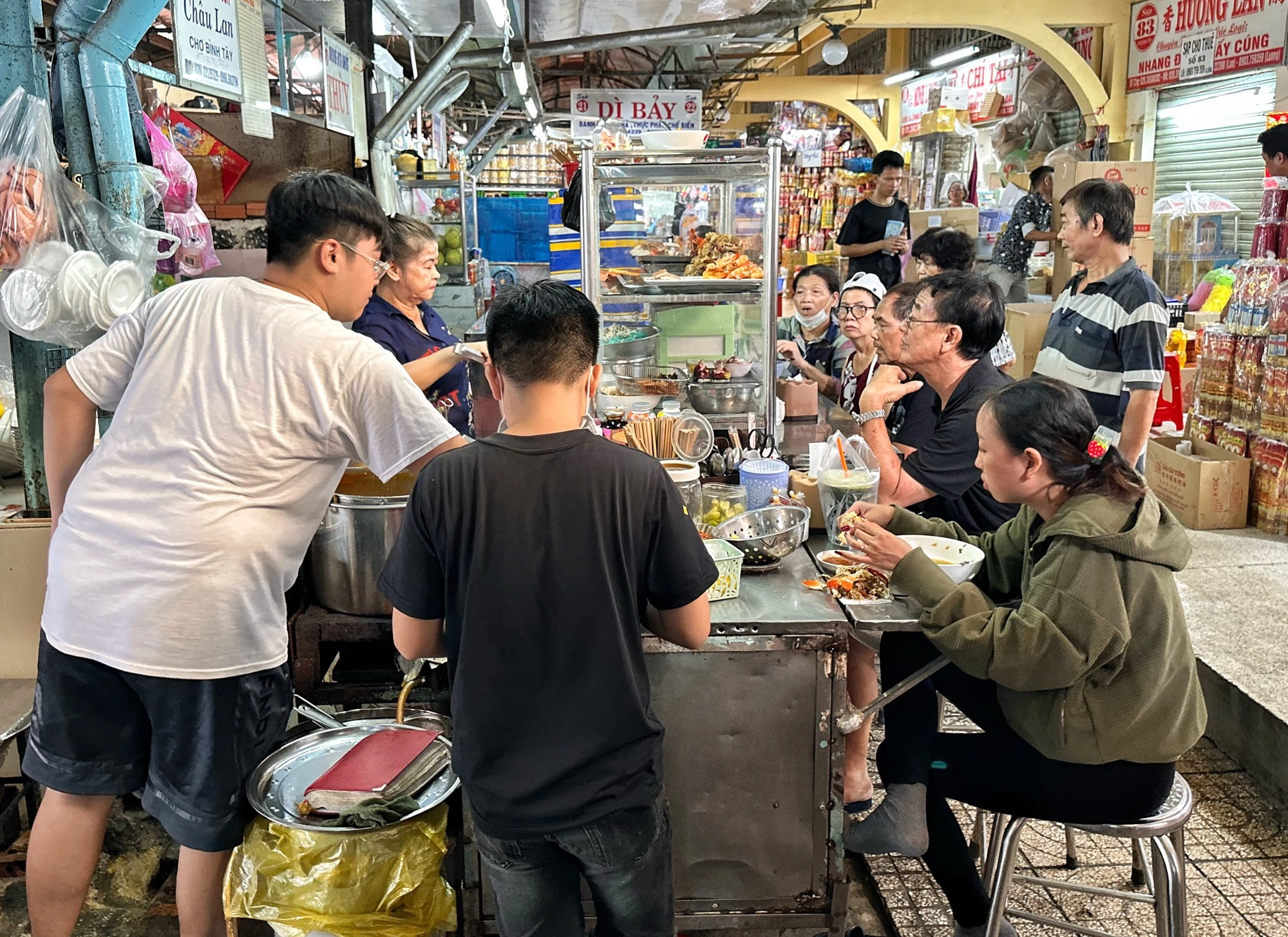 Scène animée dans le marché Bình Tây de Cholon. Photo : Tuoi Tre