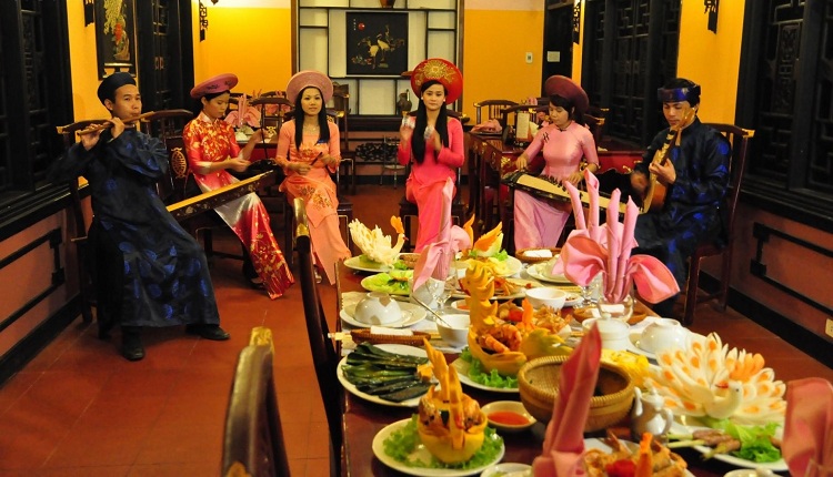 repas royal de hue en cuisine vietnamienne a table