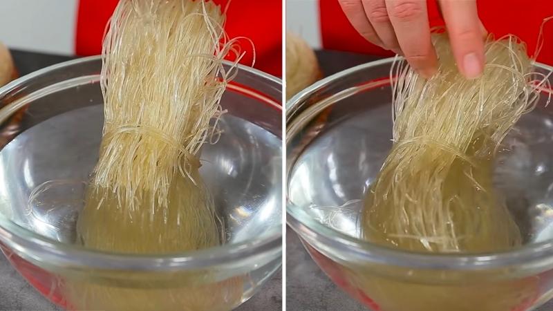 Rincer les vermicelles de riz et les tremper dans de l'eau tiède