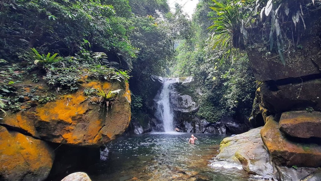 Se baigner dans le ruisseau Trach à Thung Nai