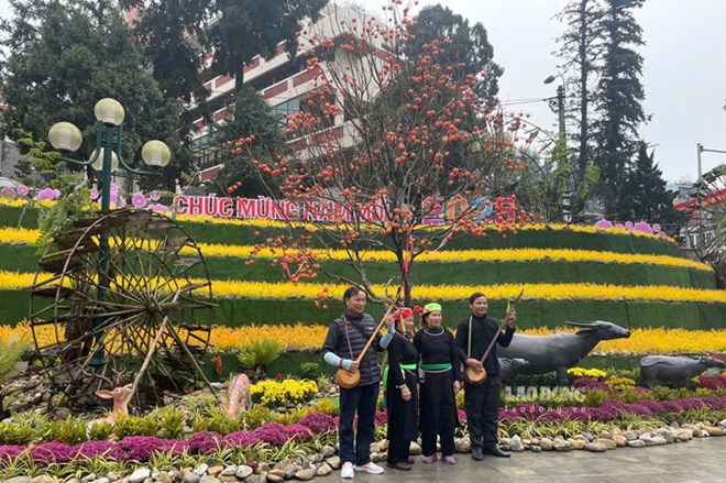 Sa Pa organise de nombreuses activités culturelles traditionnelles pour stimuler le tourisme après le Têt. Photo : Đinh Đại.