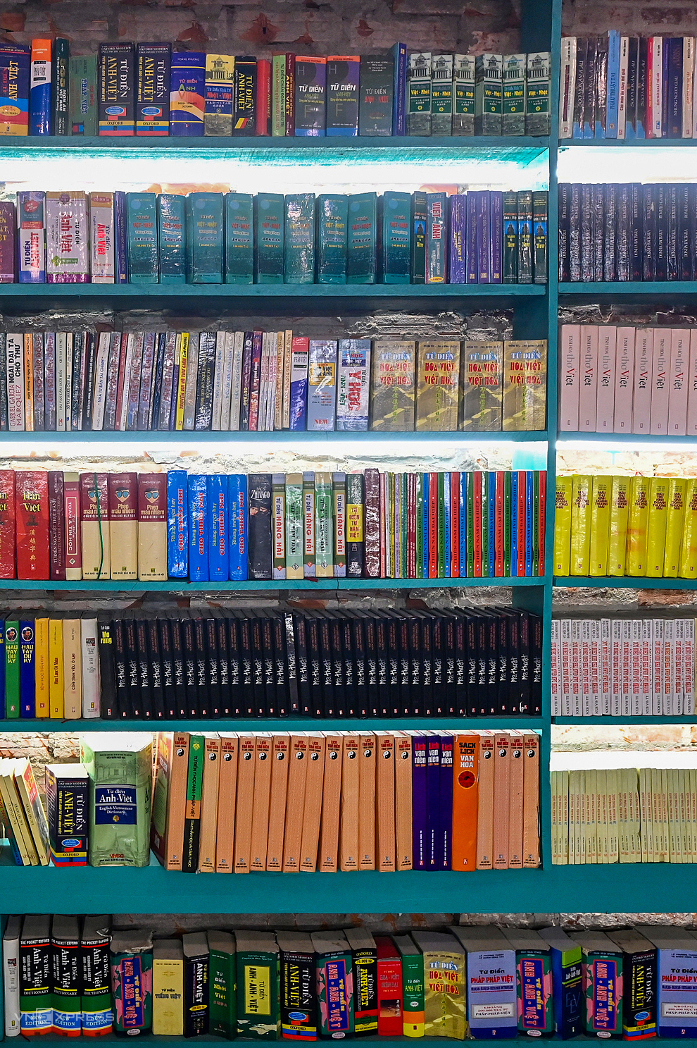 Un coin bibliothèque dans le homestay est principalement composé de dictionnaires. Photo : Giang Huy