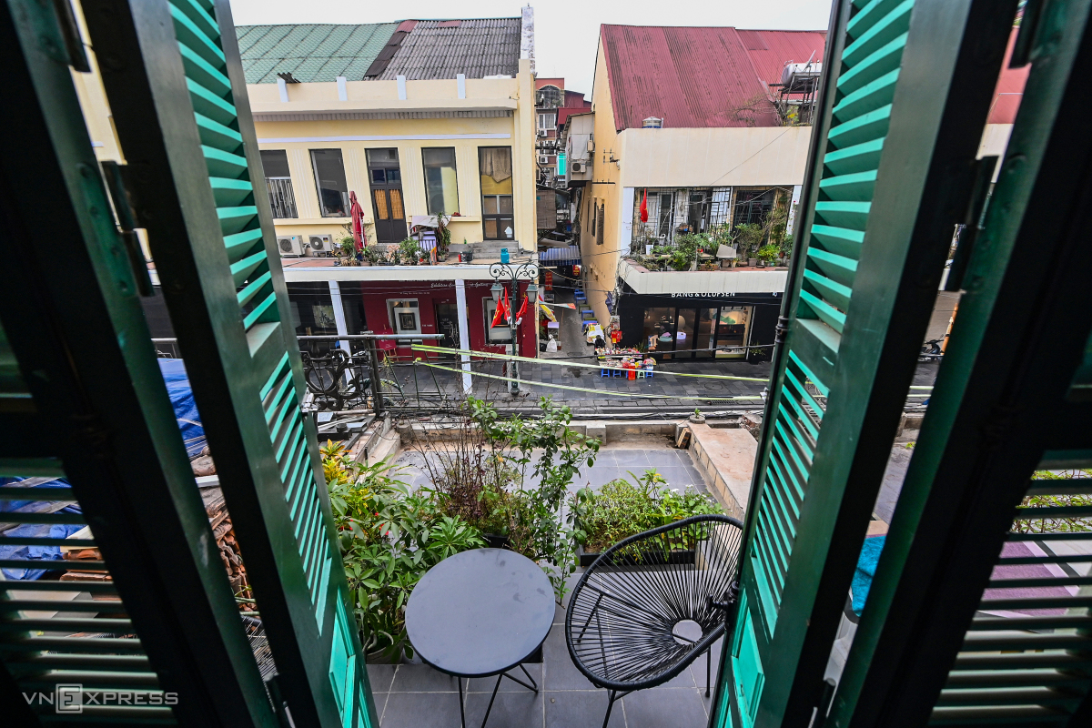 Le balcon de l'Almanach House 1 donne sur la rue Tràng Tiền. Photo : Giang Huy