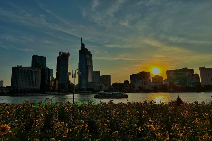 &Agrave; Sa&iuml;gon, le coucher du soleil transforme la ville en un m&eacute;lange de lumi&egrave;re dor&eacute;e, de chaleur et d&rsquo;&eacute;nergie tranquille.