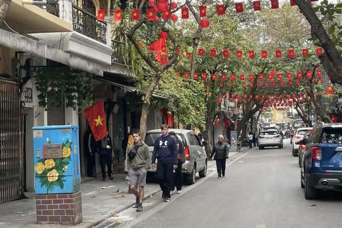 Des touristes étrangers se promènent dans le vieux quartier de Hanoï le matin du premier jour du Têt. Photo : Tâm Anh.