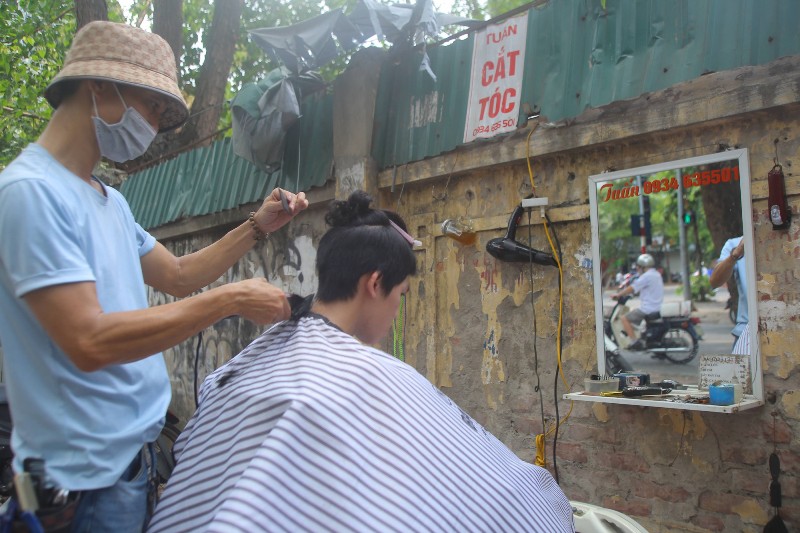 Se faire couper les cheveux dans la rue