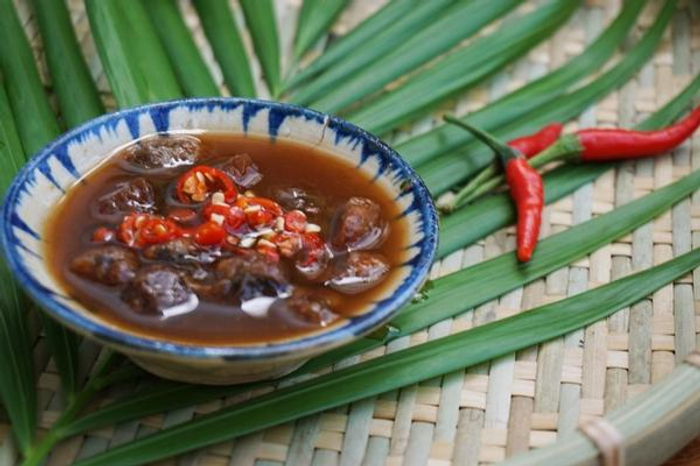 une sauce à base de nước mắm, avec du tamarin, du sucre, de l’ail et du piment