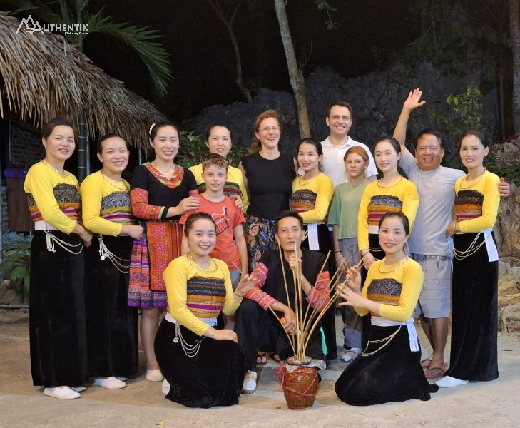 Spectacles de danse traditionnelle à Mai Chau - Hoa Binh