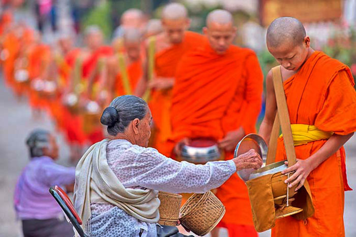 Tak Bat à Luang Prabang rituel offrande