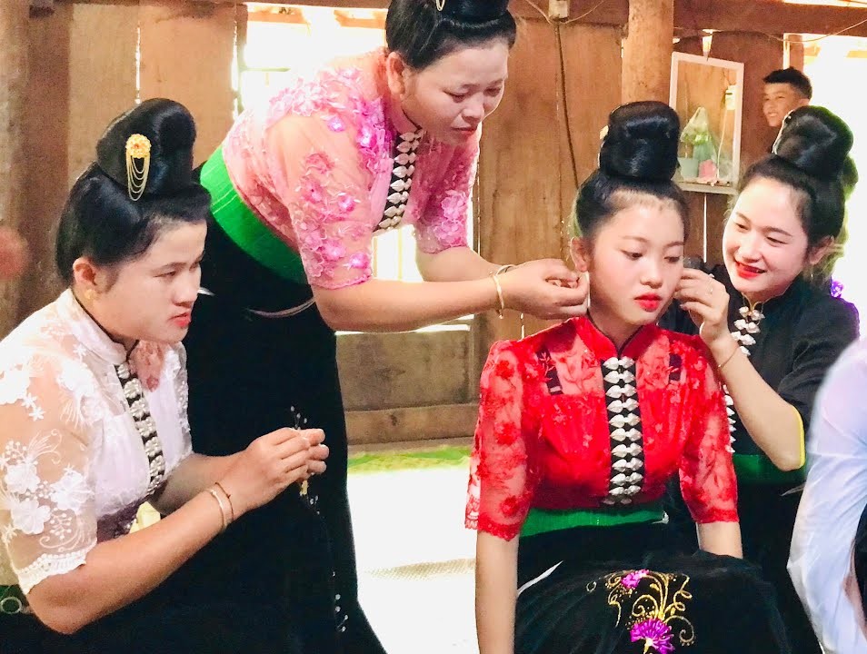 Une femme Thaï noir doit suivre un rituel le jour de son mariage pour pouvoir avoir la coiffure Tang Cau