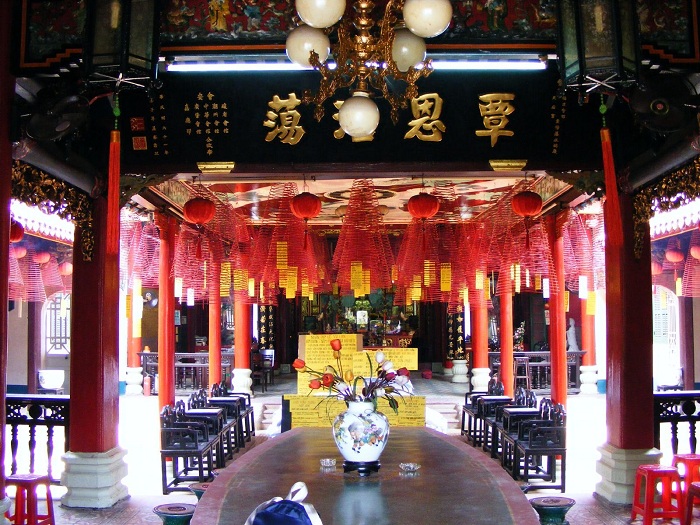 Temple Quan Cong table