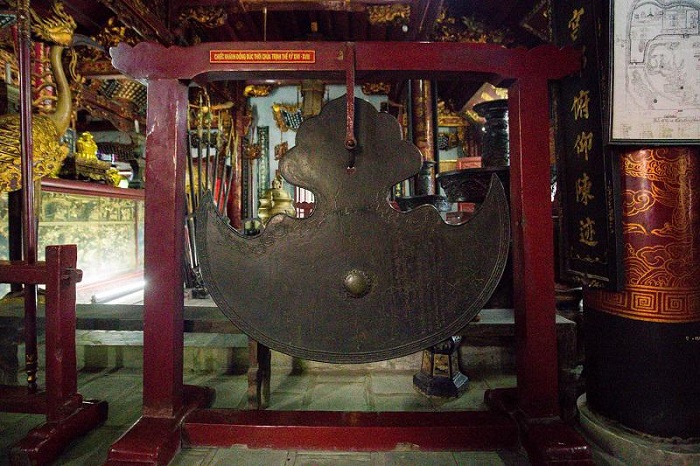 temple Quan Thanh Hanoi bronze
