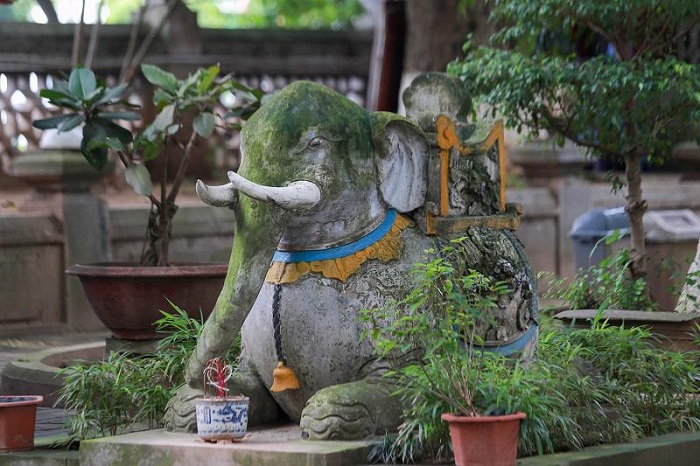 temple Quan Thanh Hanoi elephant