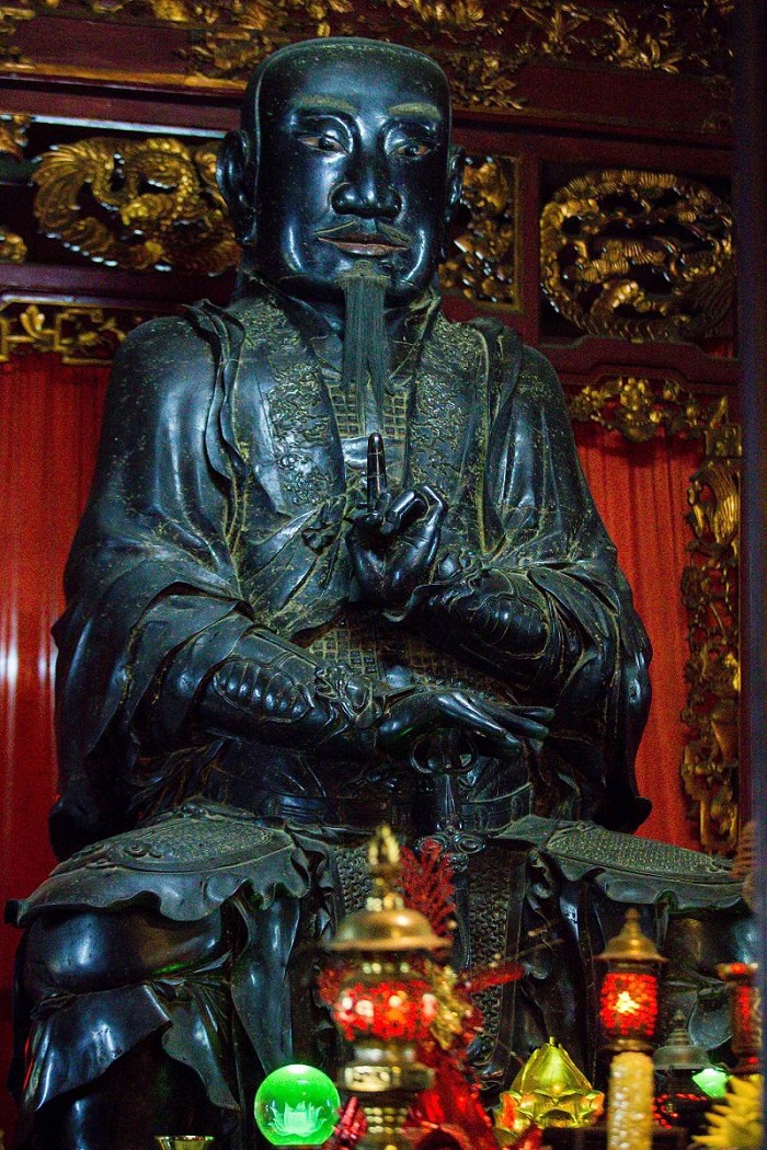 temple Quan Thanh Hanoi statue