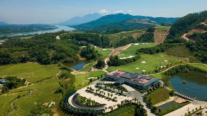 terrain golf Vietnam hilltop valley
