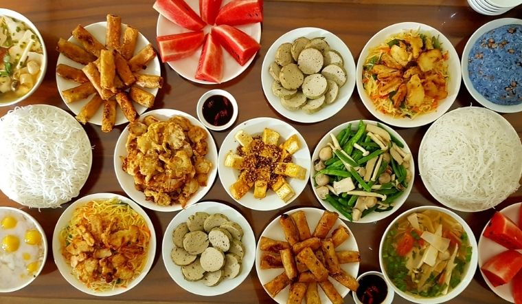 Un plateau de plats végétariens vietnamiens