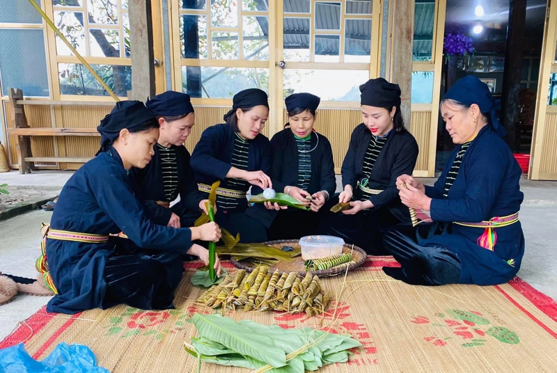 Les femmes Tày à Thanh Son de Ha Giang préparent leur gateau traditionnel