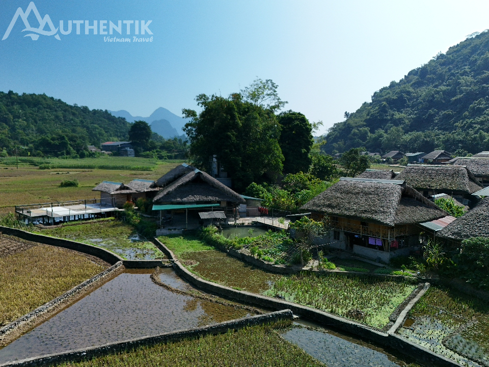 Le villageTha s'étire au pied de la chaîne de montagnes Tay Con Linh