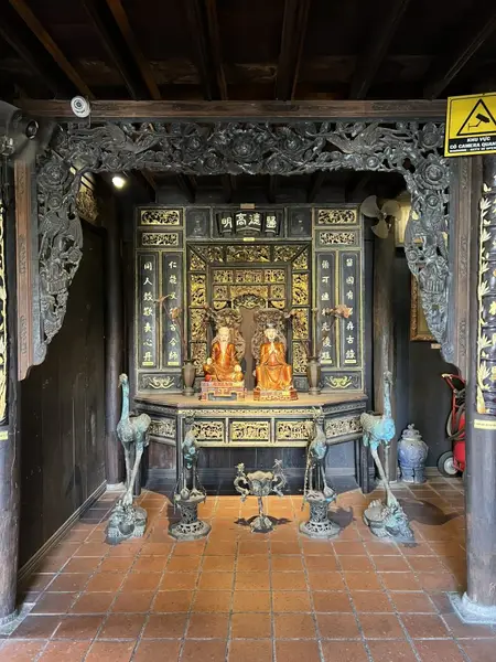L'Autel dédié aux deux ancêtres fondateurs de la médecine vietnamienne au musée Fyto
