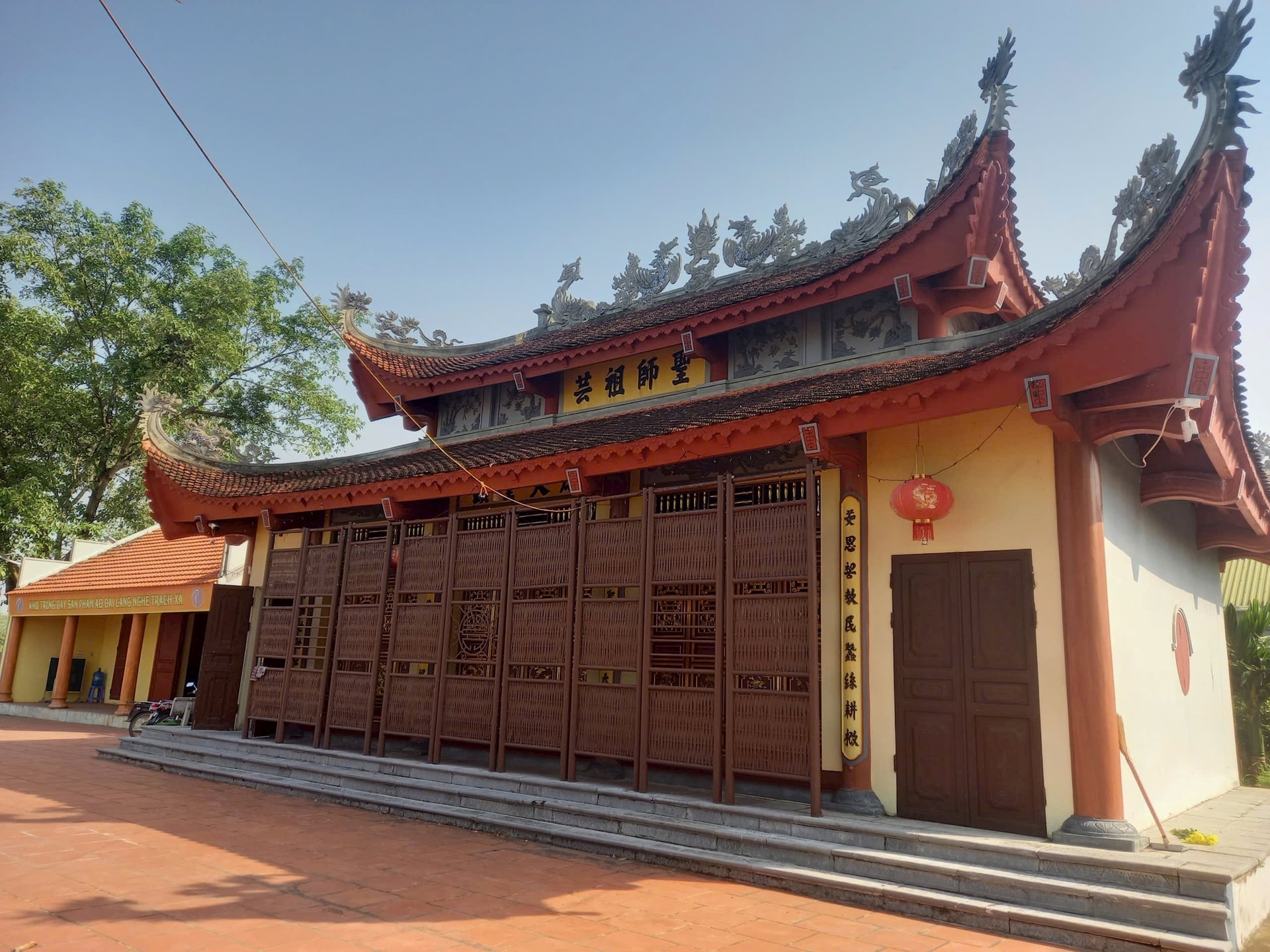 La maison communale du village vénère Nguyen Thi Sen, fondatrice de la couture traditionnelle