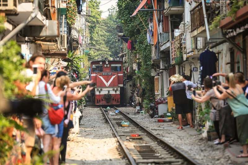 rue du train à Hanoi - Que faire avec 10€ a Hanoï, Hué et Saïgon?