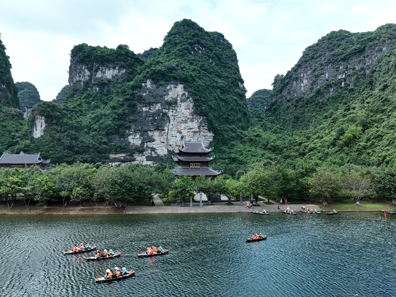 Balade en barque à rame à Trang An