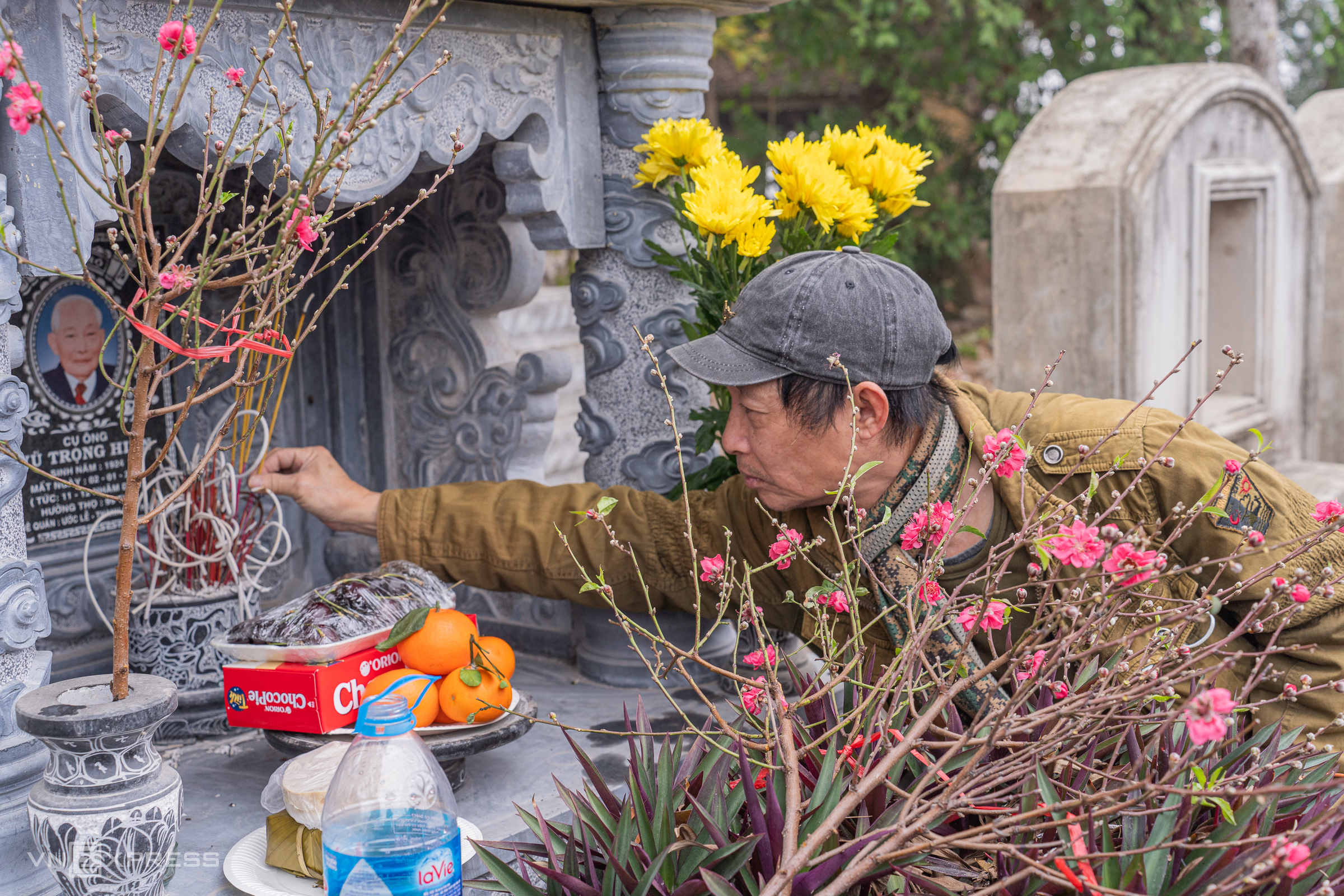 Une famille de Hanoï se recueille sur la tombe d’un proche au cimetière près de la pagode Sổ.