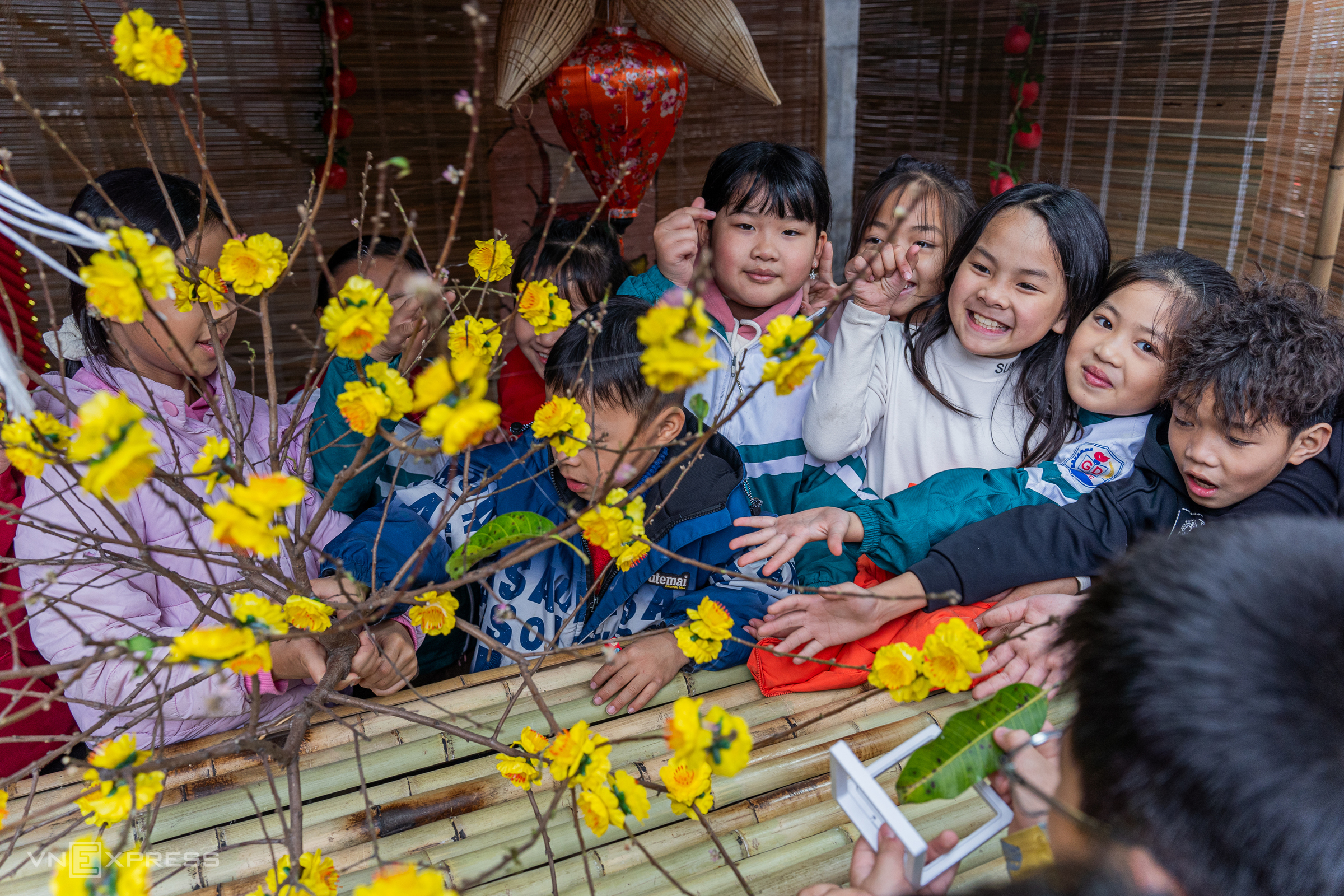 L'école primaire initie les élèves à la préservation du patrimoine en leur faisant découvrir le marché ancien du village. Source : vnexpress