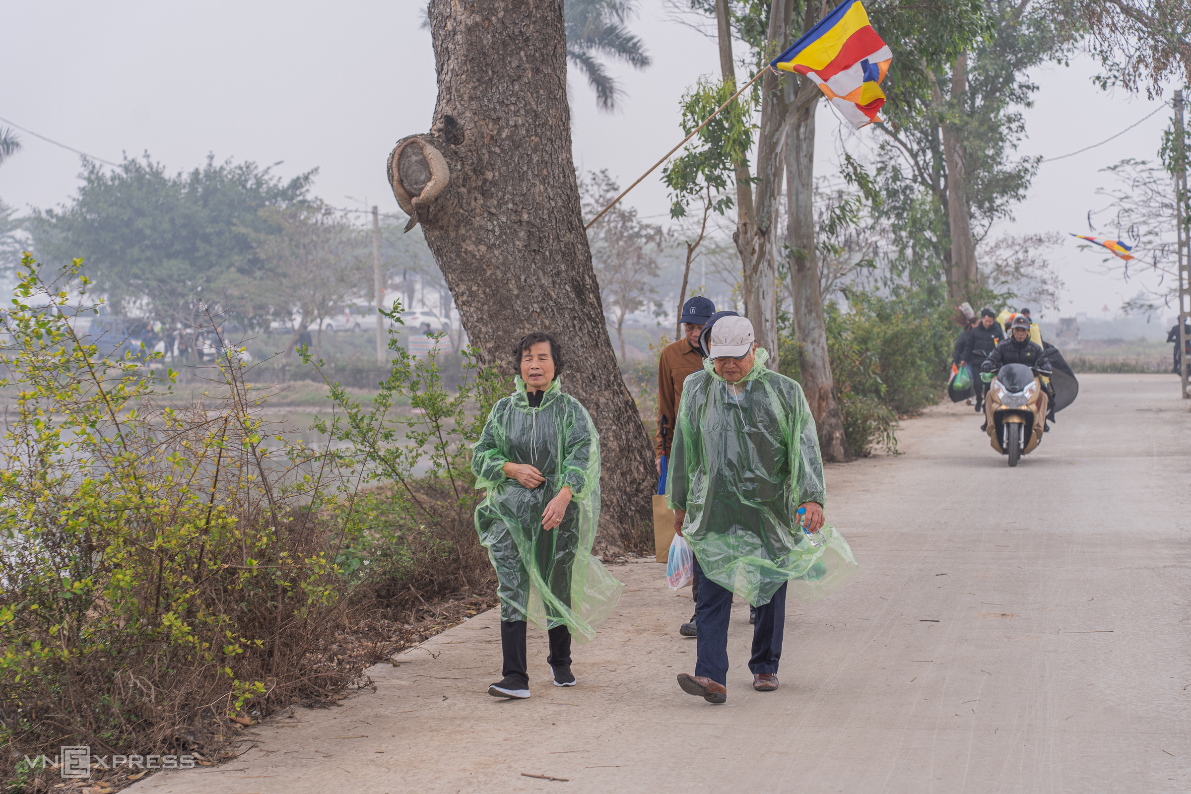 Les habitants du village se rassemblent à la pagode Sổ lors de la pleine lune du premier mois lunaire pour prier pour la chance et la paix.