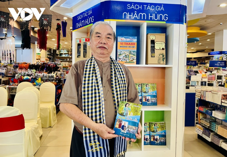 Nhâm Hung, auteur du livre "La culture du foulard à damiers". Photo: VOV