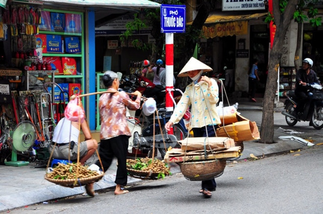 vendeurs ambulants à hanoi