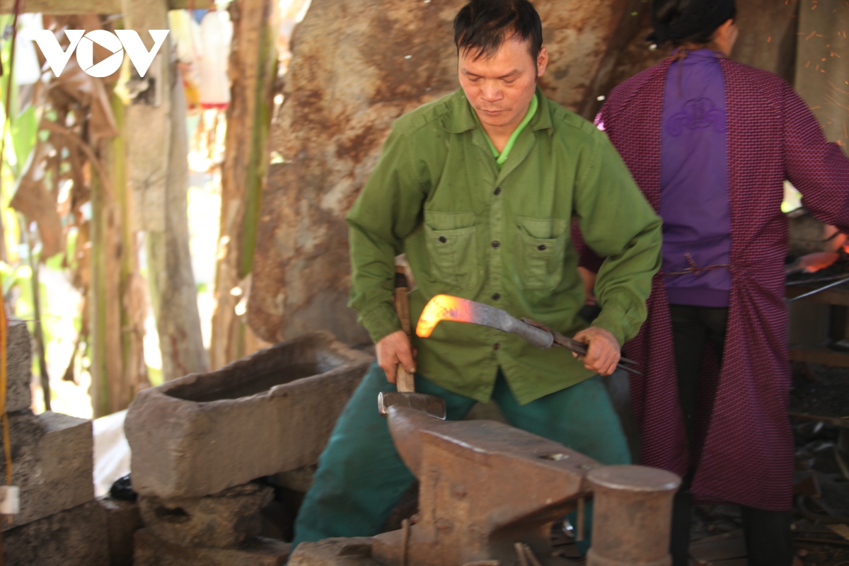 l'artisan a l'oeuvre, village de forgerons de Pac Rang, village artisanat cao bang