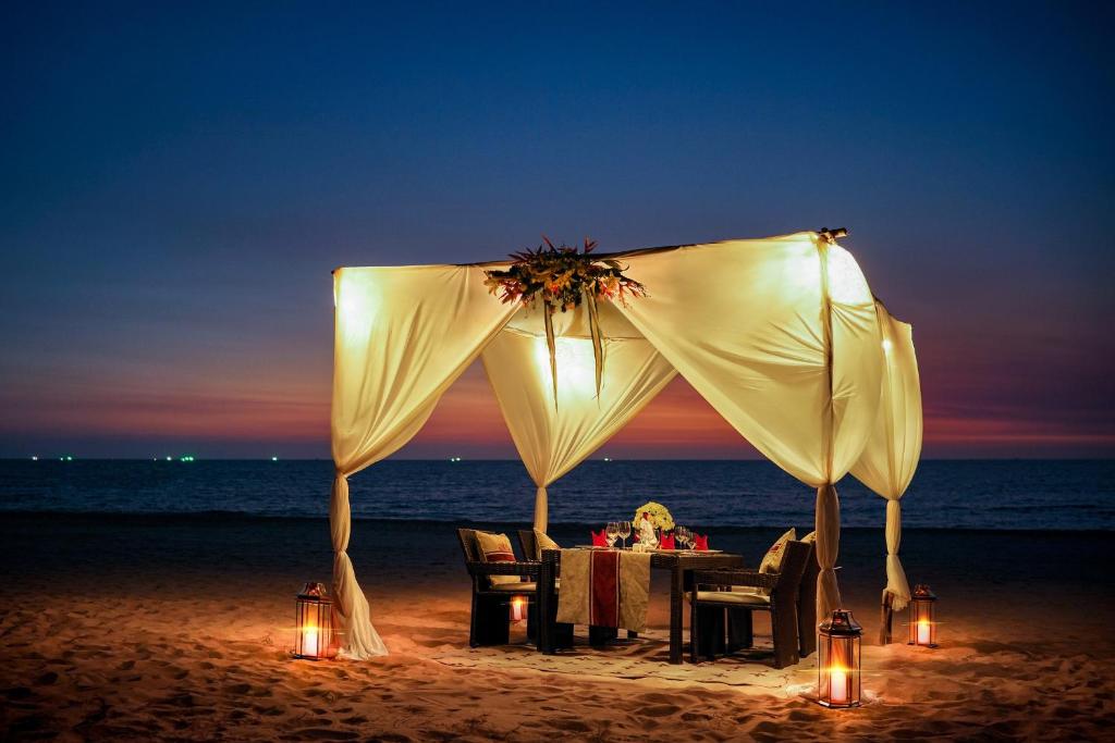 un dîner romantique au bord de la plage à Phu Quoc