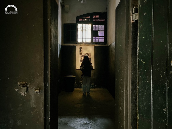 visite nocturne prison Hoa Lo portrait
