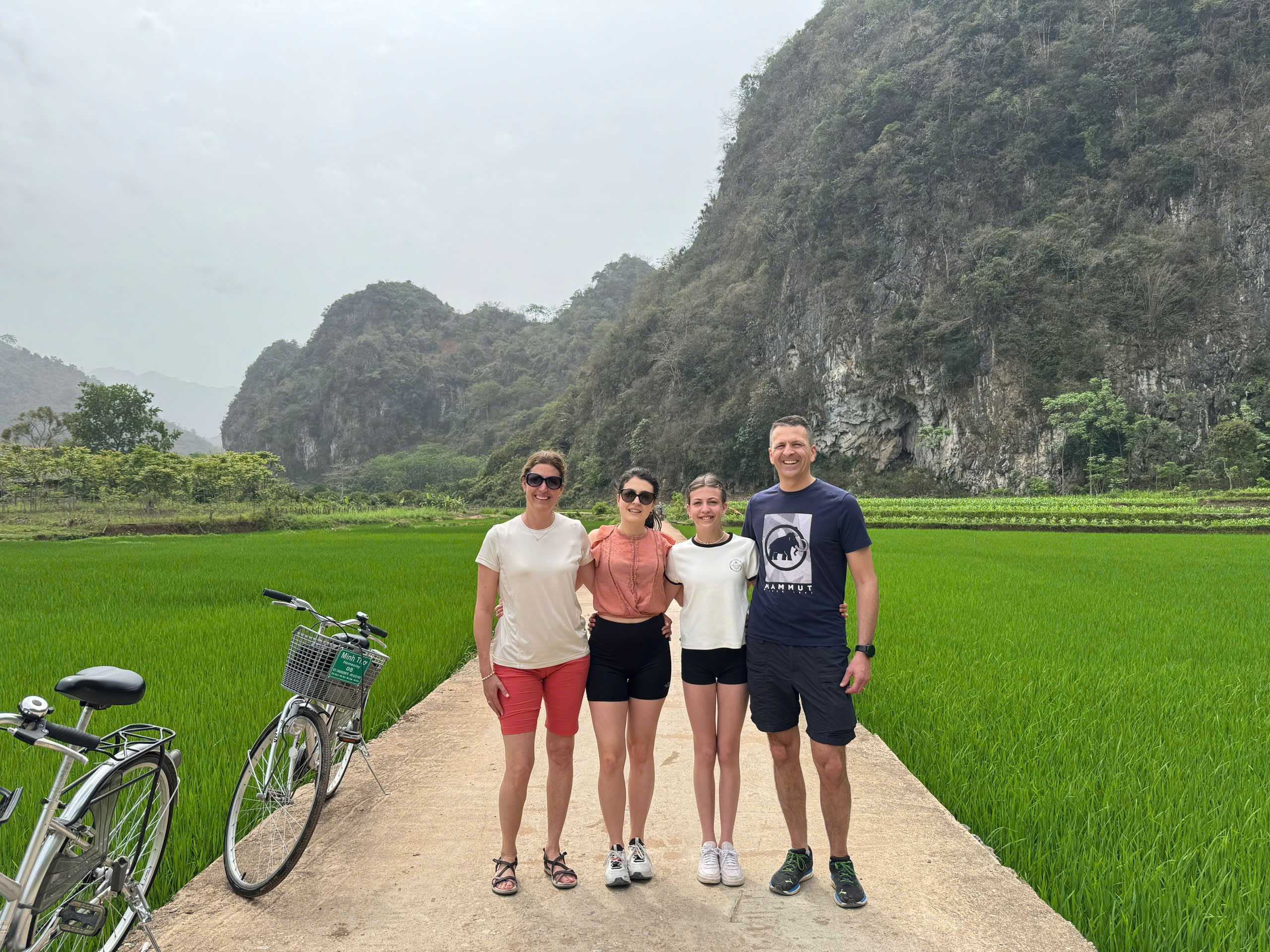 Une famille suisse lors de leur voyage avec Authentik Vietnam